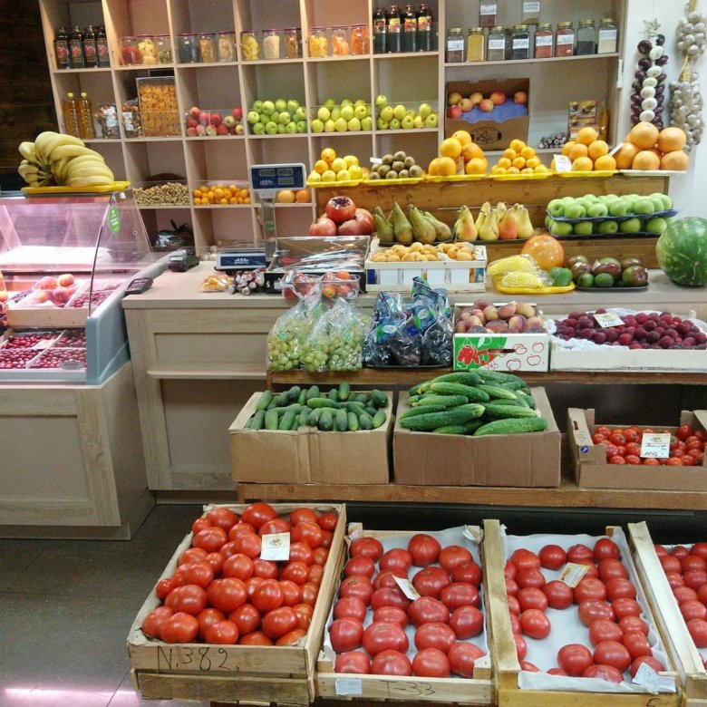 Овощной прилавок. Магазин овощи фрукты. Продавец овощного магазина. Продавец овощей и фруктов. Бизнес на фруктах