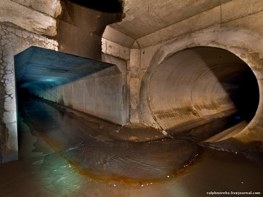 Коллектор в городе. Огромный канализационный коллектор. Подземная канализация. Канализационный коллектор внутри. Коллектор подземный.