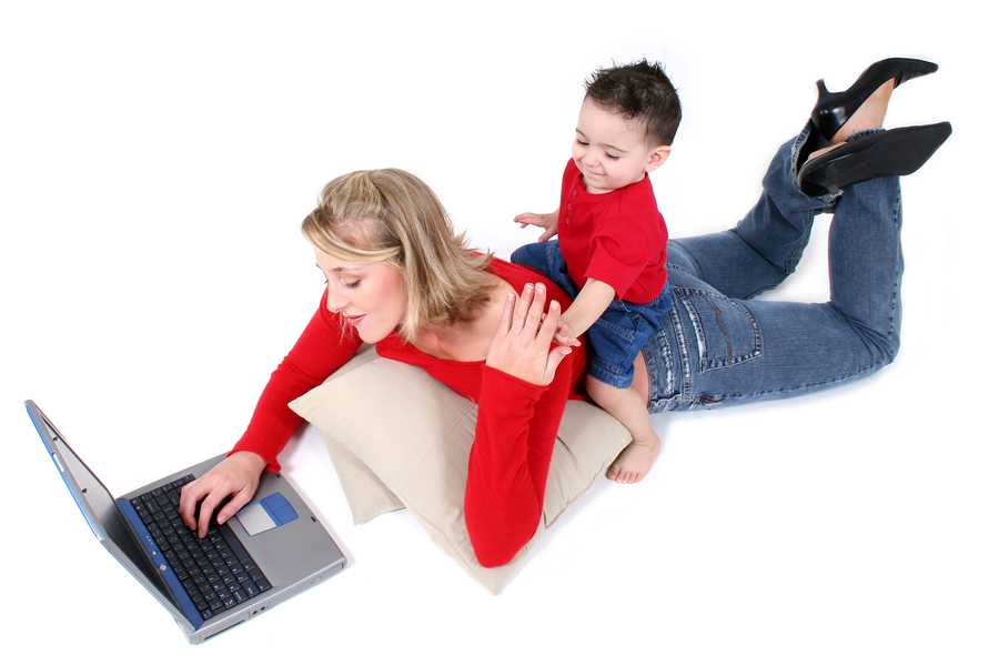 Муж хочет в декрет. Мама с ребенком и ноутбуком. Мама с ребенком у компьютера. Мама в декрете. Мамавдикрете.