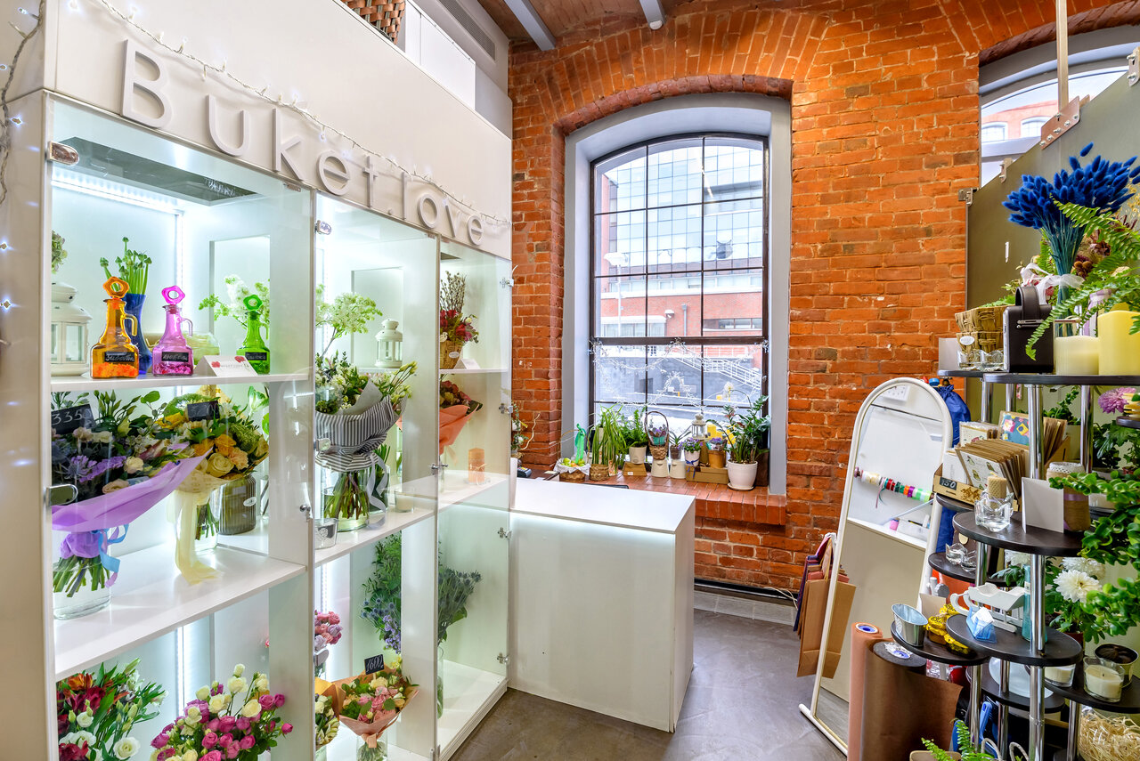 Рабочий цветочный магазин. Интерьер цветочного магазина. Красивые цветочные магазины интерьер. Название цветочного магазина. Цветочный магазин внутри.