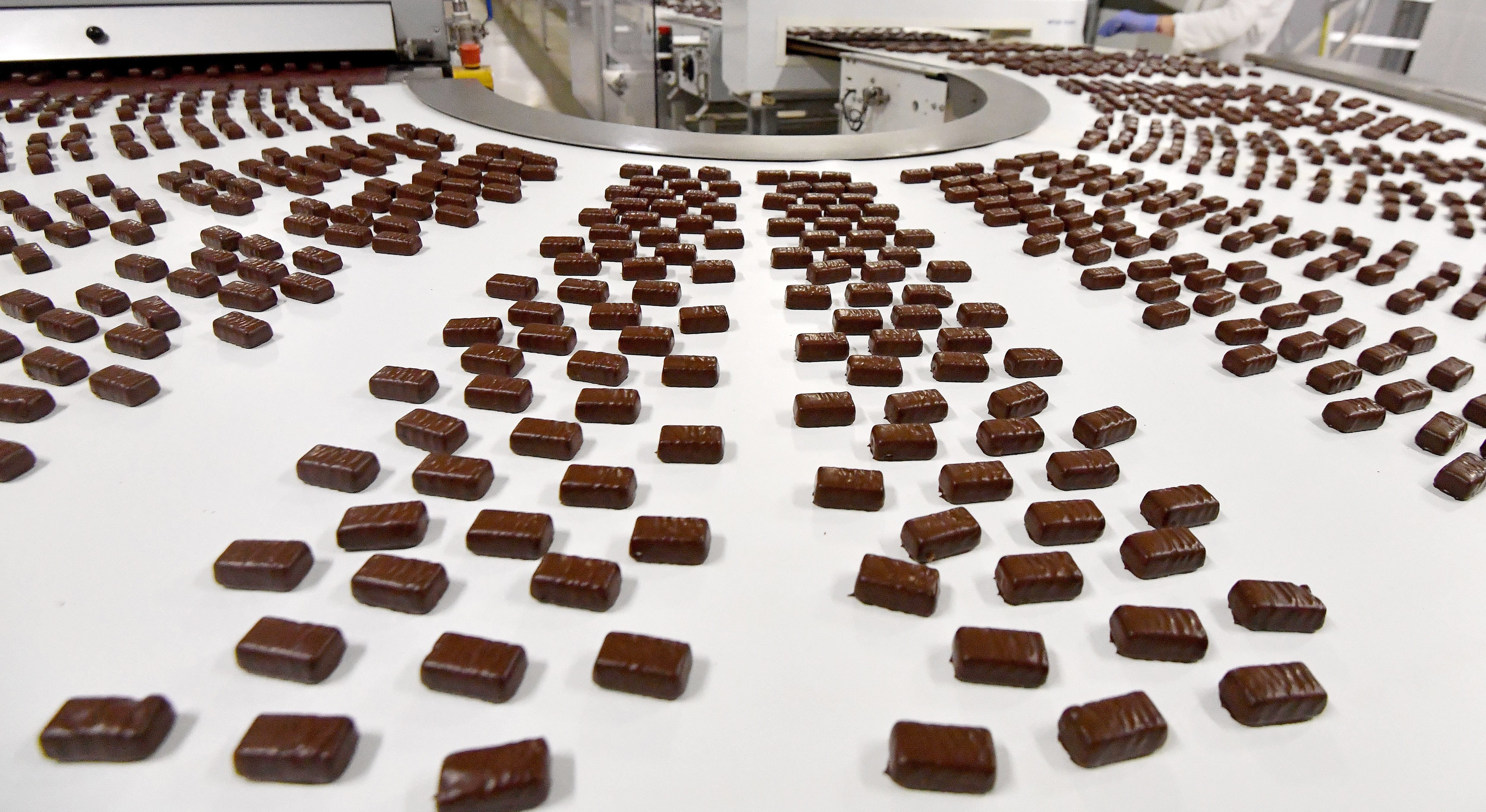 Купить фабрику шоколадных конфет. Конфетная фабрика. Производство конфет. Фабрика конфет. Шоколадная фабрика конфеты.