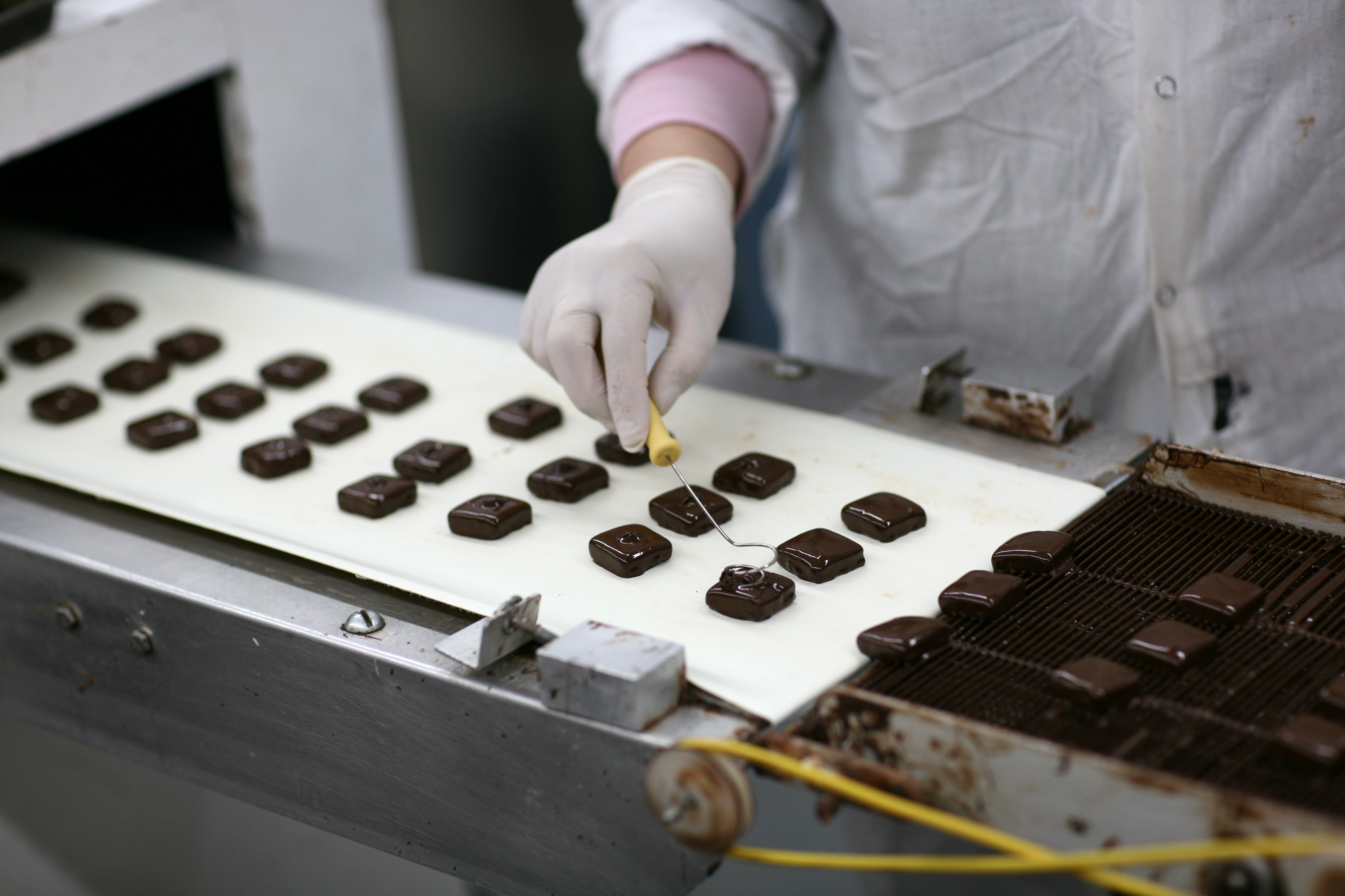 Шоколадная фабрика содержание. Шоколадная фабрика. Производство шоколада. Фабрика шоколада. Производства шиколада.