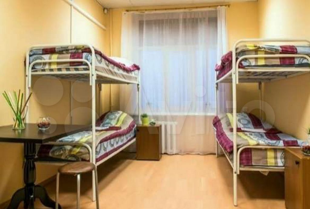 Купить комнату в общежитии петербурга. Комната в общежитии. Комната в хостеле. Кровать в общаге. Комната в общежитии с тремя кроватями.