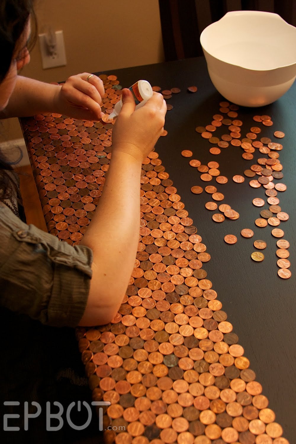 Чем можно заняться дома чтобы заработать женщине. Декорирование стола монетками. Стол из монет. Монеты на столе. Декор из монет.