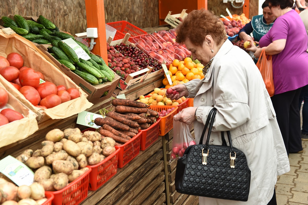 Овощной рынок. Овощи на рынке. Продовольственный рынок. Овощи и фрукты на рынке.