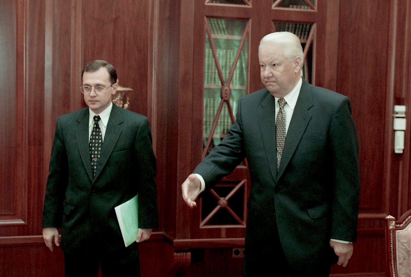Премьер министр 1998. Ельцин и Кириенко 1998. Кириенко дефолт 1998. Дефолт 1998 Ельцин. Дефолт Кириенко Ельцин.