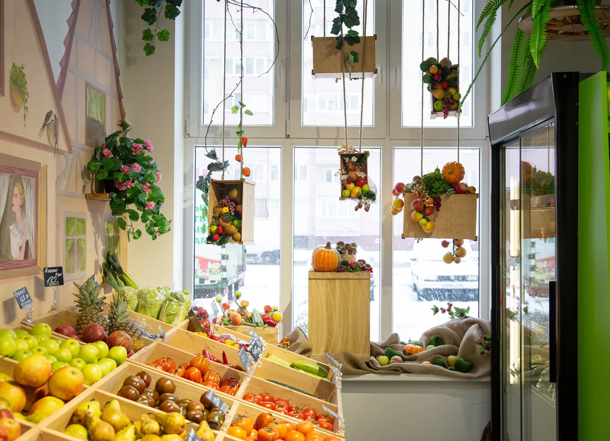 Купить дом в овощах. Декор овощного магазина. Витрина магазина овощи фрукты. Витрина фрукты. Фруктово овощная витрина.