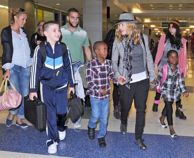 Певица Мадонна с детьми
